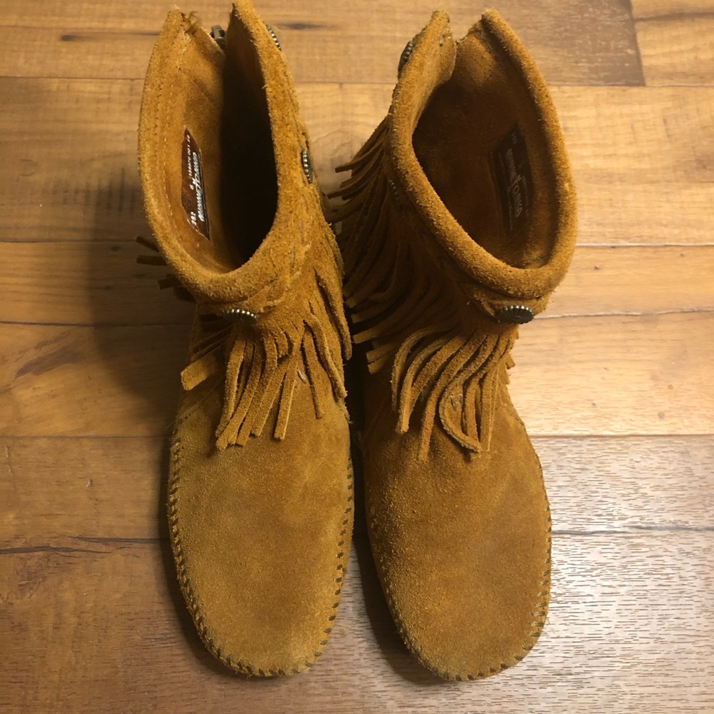 Minnetonka Fringe Back Zip Boots. - Picture 4 of 8